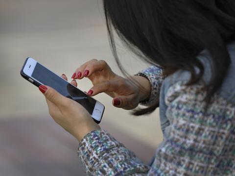 虚拟恋人服务走红：花几十元定制 微信QQ谈以小时计费恋爱