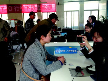 股市行情转好泰城股民热情高涨，老股民重新入市新股民纷纷加入