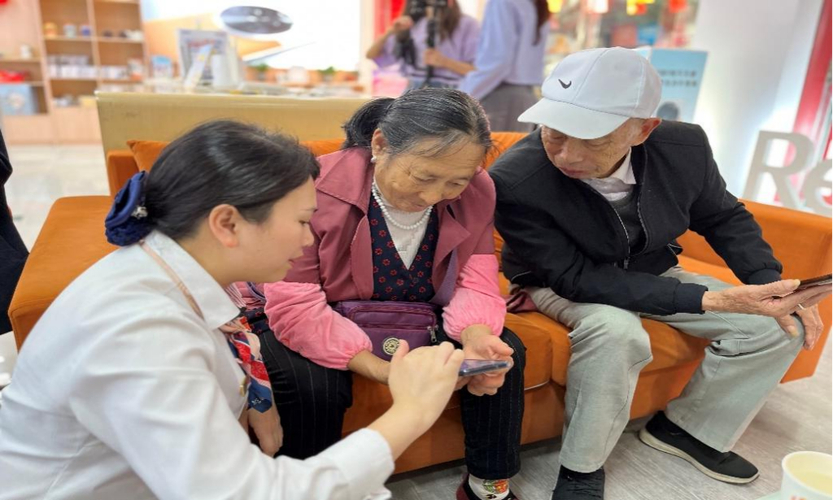 信阳联通火车站营业厅手机教学_中国联通网上营业厅河南分公司_信阳联通敬老服务