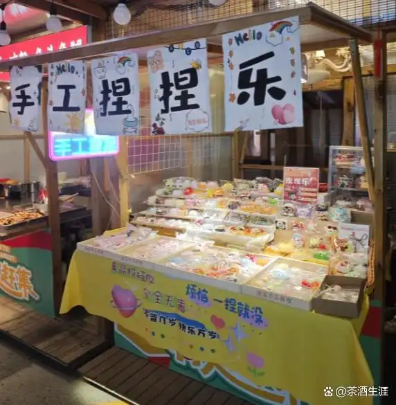 不上班也能赚！下班摆摊卖解压玩具，零成本日入500+
