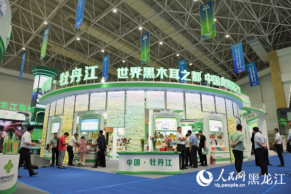 全国食用菌及特色农产品品牌展现场。人民网记者苏靖刚摄